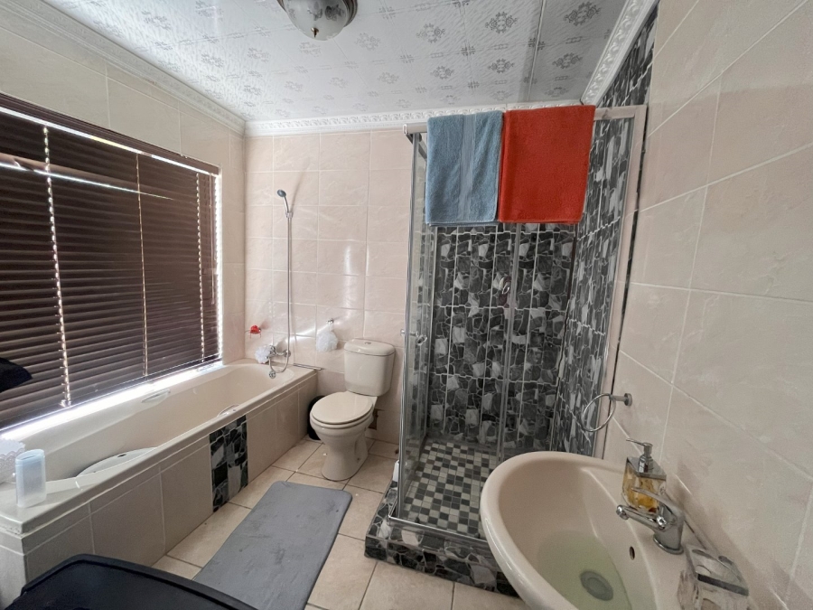 4 Bedroom Property for Sale in Noordhoek Free State